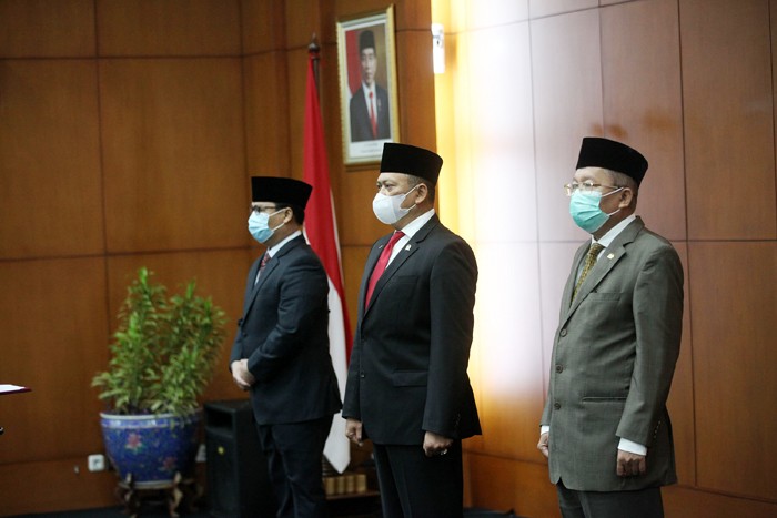 Ketua MPR Bambang Soesatyo (kanan) menyaksikan Harvey Malaiholo menandatangani berita acara pelantikan disaksikan Dian Istiqomah di Gedung Nusantara IV.