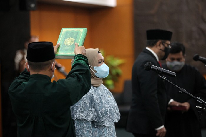 Ketua MPR Bambang Soesatyo (kanan) menyaksikan Harvey Malaiholo menandatangani berita acara pelantikan disaksikan Dian Istiqomah di Gedung Nusantara IV.