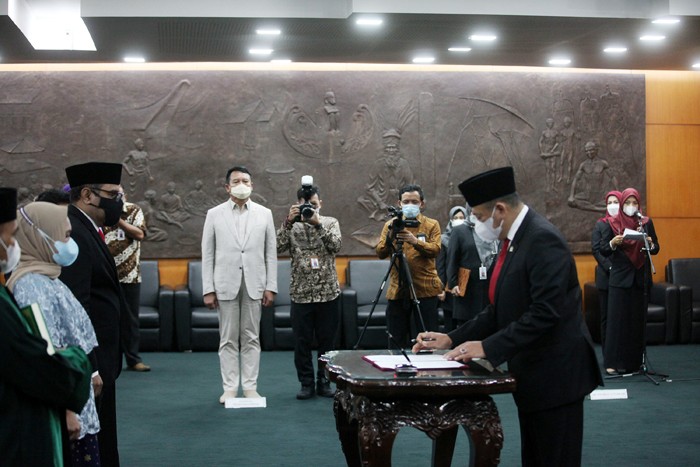 Ketua MPR Bambang Soesatyo (kanan) menyaksikan Harvey Malaiholo menandatangani berita acara pelantikan disaksikan Dian Istiqomah di Gedung Nusantara IV.