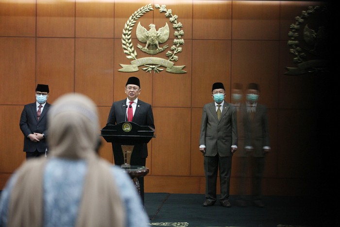 Ketua MPR Bambang Soesatyo (kanan) menyaksikan Harvey Malaiholo menandatangani berita acara pelantikan disaksikan Dian Istiqomah di Gedung Nusantara IV.