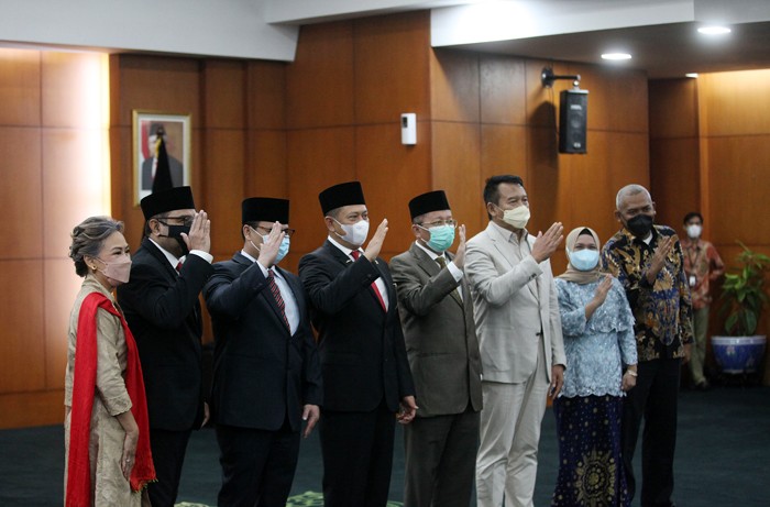 Ketua MPR Bambang Soesatyo (kanan) menyaksikan Harvey Malaiholo menandatangani berita acara pelantikan disaksikan Dian Istiqomah di Gedung Nusantara IV.