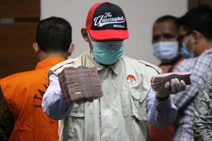 Penyidik KPK menunjukkan barang bukti berupa uang hasil Operasi Tangkap Tangan Hakim Pengadilan Surabaya, Jawa Timur Itong Isnaini Hidayat.