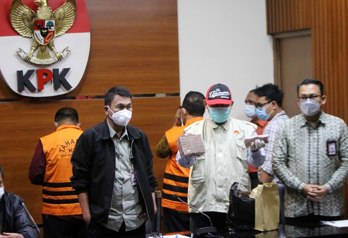 Penyidik KPK menunjukkan barang bukti berupa uang hasil Operasi Tangkap Tangan Hakim Pengadilan Surabaya, Jawa Timur Itong Isnaini Hidayat.