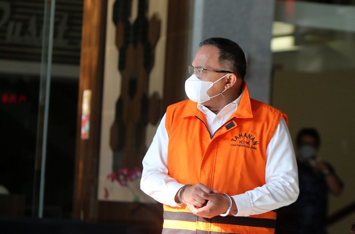Tersangka Bupati nonaktif Musi Banyuasin Dodi Reza Alex Noerdin usai menjalani pemeriksaan lanjutan di Gedung Merah Putih KPK, Jakarta, Jumat (21/1/2022).