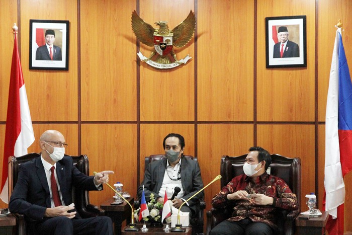 Wakil Ketua DPD Sultan Bahtiar Najamudin (kanan) menerima kunjungan Duta Besar Luar Biasa dan Berkuasa Penuh (LBBP) Ceko Jaroslav Dolecek.