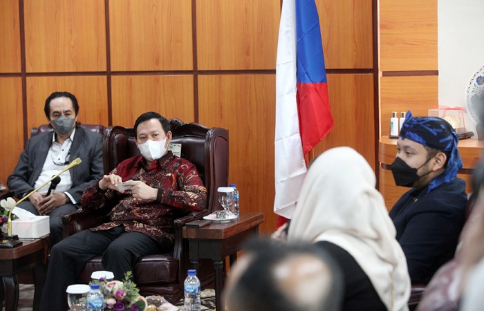 Wakil Ketua DPD Sultan Bahtiar Najamudin (kanan) menerima kunjungan Duta Besar Luar Biasa dan Berkuasa Penuh (LBBP) Ceko Jaroslav Dolecek.