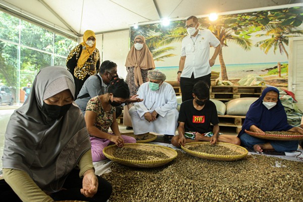 Komite Ekspor Halal Pengurus Pusat Masyarakat Ekonomi Syariah bersama PT Geber Ekspor Indonesia dan Bank Indonesia meluncurkan ekspor perdana kopi robusta.