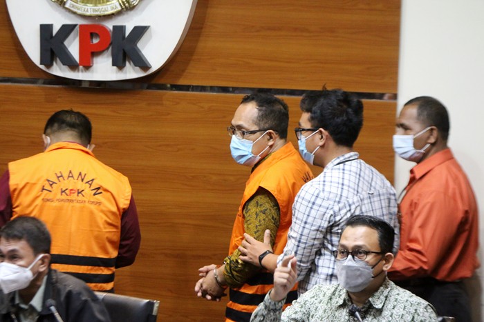 Hakim Pengadilan Negeri (PN) Surabaya, Jawa Timur, Itong Isnaini Hidayat ditahan KPK usai menjalani pemeriksaan di Gedung KPK Merah Putih.
