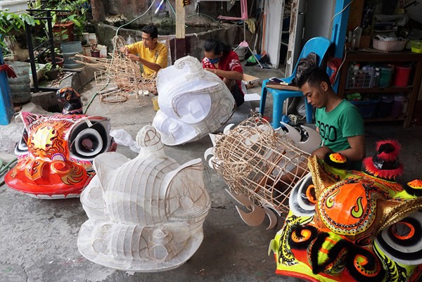 Sejumlah warga membuat kerangka barongsai dan liong hingga menjadi kerajinan yang utuh di rumah keluarga Sutikno Jalan Hiri 3 No 6 Semarang.