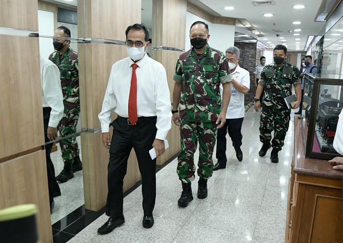Kepala Staf Angkatan Udara Marsekal TNI Fadjar Prasetyo mengunjungi Menteri Perhubungan Budi Karya Sumadi di Kementerian Perhubungan.