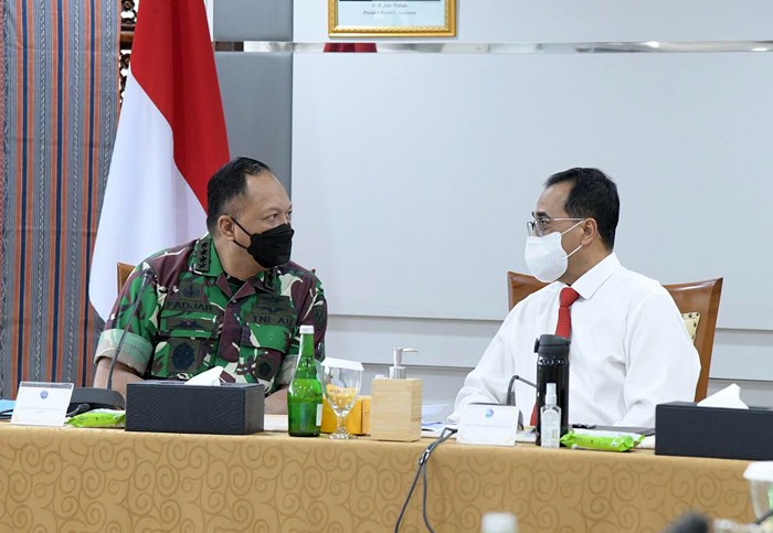 Kepala Staf Angkatan Udara Marsekal TNI Fadjar Prasetyo mengunjungi Menteri Perhubungan Budi Karya Sumadi di Kementerian Perhubungan.