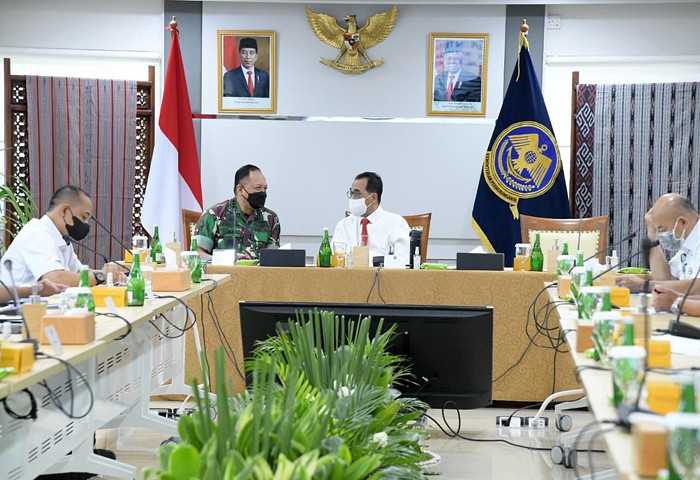 Kepala Staf Angkatan Udara Marsekal TNI Fadjar Prasetyo mengunjungi Menteri Perhubungan Budi Karya Sumadi di Kementerian Perhubungan.
