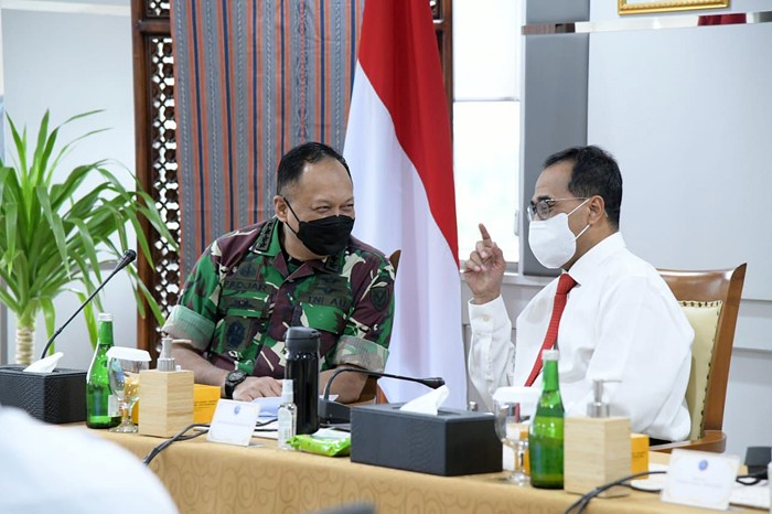 Kepala Staf Angkatan Udara Marsekal TNI Fadjar Prasetyo mengunjungi Menteri Perhubungan Budi Karya Sumadi di Kementerian Perhubungan.