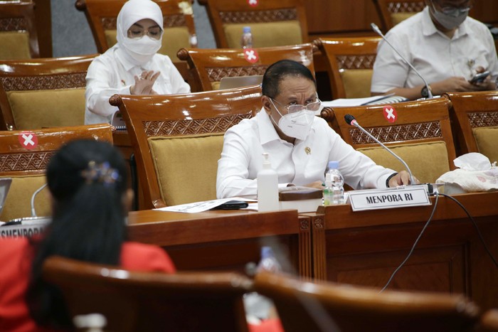 Menpora Zainudin Amali mengikuti Rapat Kerja dengan Komisi X DPR di Kompleks Parlemen Senayan, Jakarta, Kamis (20/1/2022).