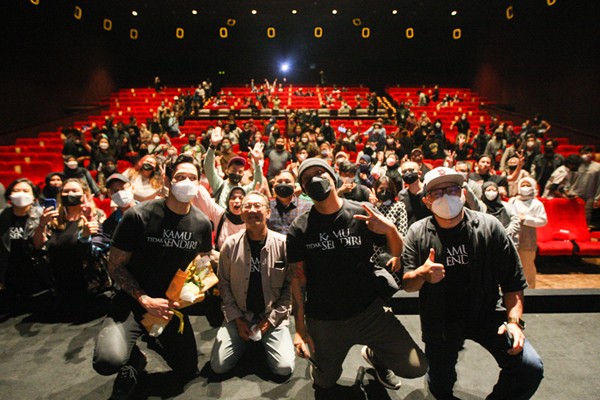 Pemain dan sutradara film Kamu Tidak Sendiri berfoto bersama usai nonton bareng di Bioskop kawasan Kuningan, Jakarta Selatan, Jumat (21/1/2022) malam.