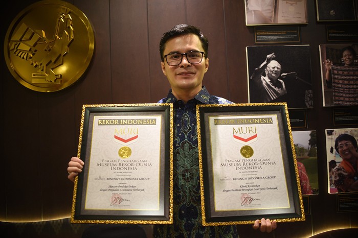 Founder Bening’s Clinic, dr. Oky Pratama menerima dua penghargaan dari MURI di Jakarta.