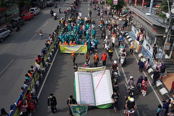 Ratusan peserta mengikuti Arak-arakan Kauman Kampung Quran dari Simpang Lima menuju Alun-alun Masjid Agung Semarang, Jawa Tengah, Minggu (23/1/2022).