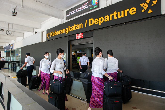 Penumpang mengantre untuk memasuki pintu keberangkatan di Bandara Halim Perdanakusuma, Jakarta, Senin (24/1/2022).