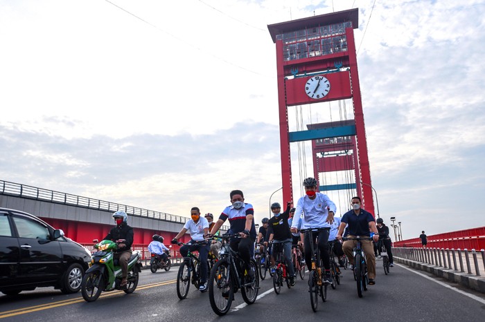 Gubernur Sumsel Herman Deru bersama Gubernur Jawa Tengah Ganjar Pranowo bersepeda bareng dari Rumah Dinas Gubernur Sumsel.