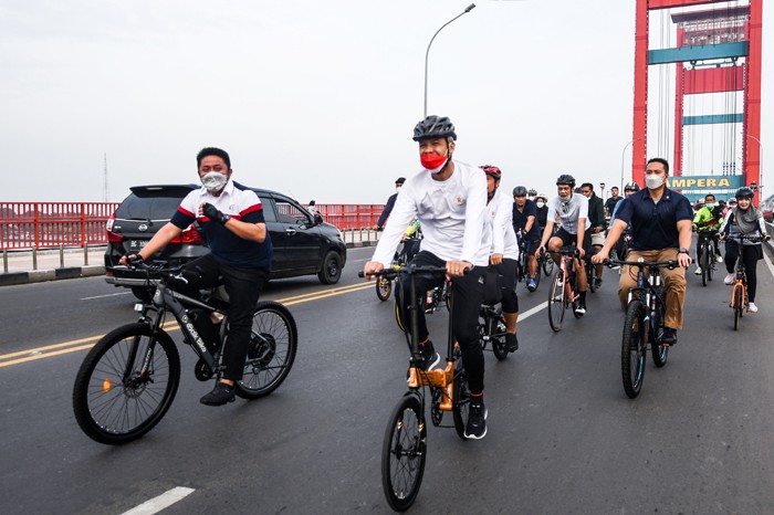Gubernur Sumsel Herman Deru bersama Gubernur Jawa Tengah Ganjar Pranowo bersepeda bareng dari Rumah Dinas Gubernur Sumsel.