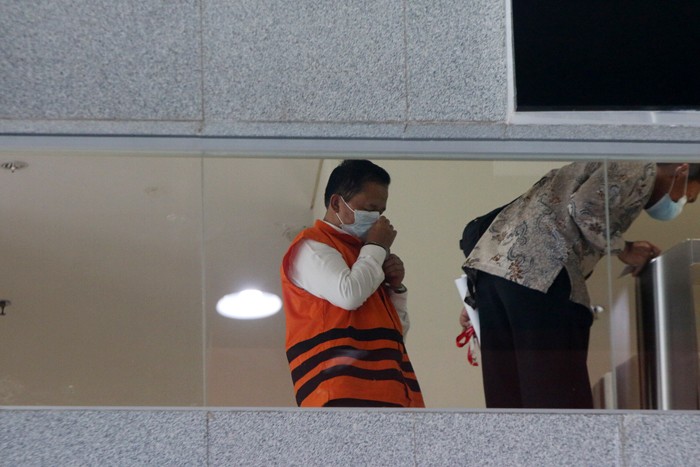 Tersangka Kepala Dinas Perumahan, Kawasan Permukiman dan Pertahanan Kota Bekasi nonaktif, Jumhana Luthfi usai menjalani pemeriksaan di Gedung KPK.