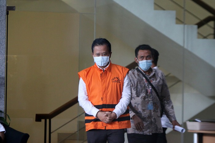 Tersangka Kepala Dinas Perumahan, Kawasan Permukiman dan Pertahanan Kota Bekasi nonaktif, Jumhana Luthfi usai menjalani pemeriksaan di Gedung KPK.