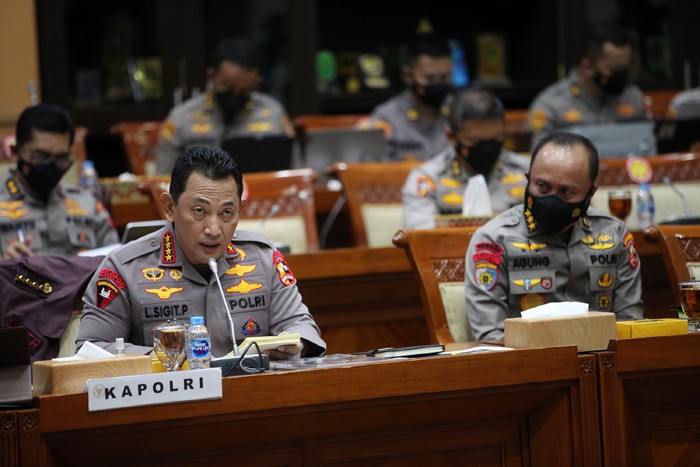 Kapolri Jenderal Pol Listyo Sigit Prabowo mengikuti rapat kerja bersama Komisi III DPR di kompleks Parlemen, Jakarta, Senin (24/1/2022).