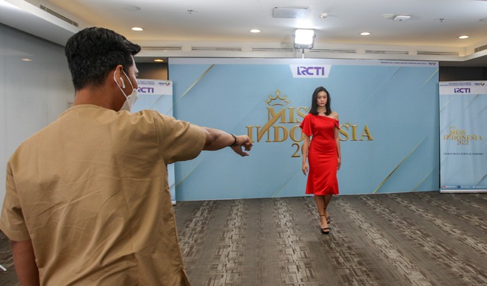 Peserta saat menjalani sesi catwalk dalam rangkaian audisi Miss Indonesia 2022 di MNC Studios, Kebon Jeruk, Sabtu (23/1/2022).