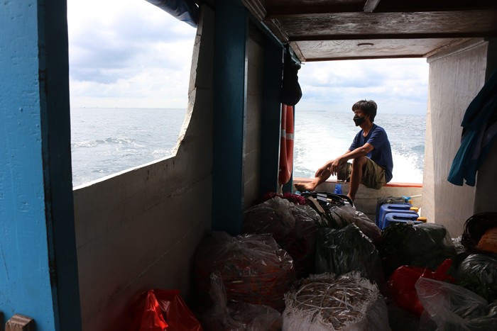 Angkutan umum transportasi air atau ojeg tradisional pelabuhan Kaliadem kepulauan seribu sepi penumpang, Sabtu, (22/1/2022).