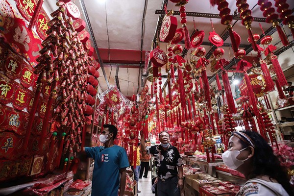 Warga sedang memilih pernak pernik Imlek yang dijual di kawasan Glodok, Jakarta, Sabtu (22/1/2022).