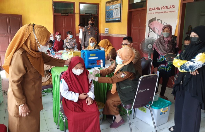 Suasana siswa SD mengikuti vaksinasi Covid-19 di SD Inpres Perumnas Antang 1, Makassar, Senin (24/1/2022).