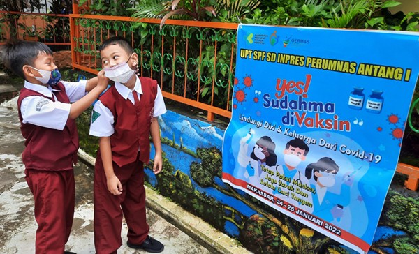 Suasana siswa SD mengikuti vaksinasi Covid-19 di SD Inpres Perumnas Antang 1, Makassar, Senin (24/1/2022).