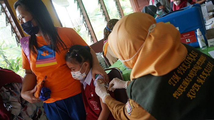 Suasana siswa SD mengikuti vaksinasi Covid-19 di SD Inpres Perumnas Antang 1, Makassar, Senin (24/1/2022).