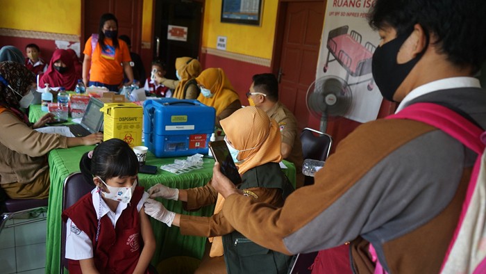 Suasana siswa SD mengikuti vaksinasi Covid-19 di SD Inpres Perumnas Antang 1, Makassar, Senin (24/1/2022).
