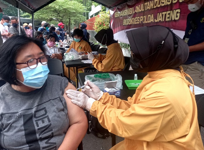 Sejumlah warga mengikuti vaksinasi booster massal pada kegiatan Car Free Day di depan SMA Negeri 1 dan depan Lapangan Tri Lomba Juang Semarang.