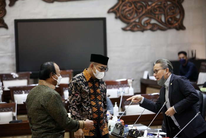 Direktur Jenderal Pajak Suryo Utomo (tengah) saat akan mengikuti rapat dengar pendapat dengan Komisi XI di ruang Komisi XI, Nusantara I.