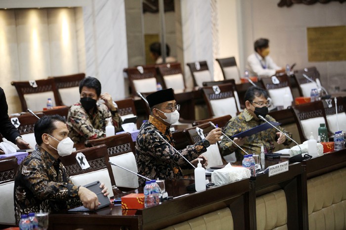 Direktur Jenderal Pajak Suryo Utomo (tengah) saat akan mengikuti rapat dengar pendapat dengan Komisi XI di ruang Komisi XI, Nusantara I.