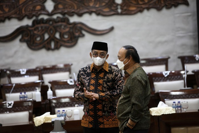 Direktur Jenderal Pajak Suryo Utomo (tengah) saat akan mengikuti rapat dengar pendapat dengan Komisi XI di ruang Komisi XI, Nusantara I.