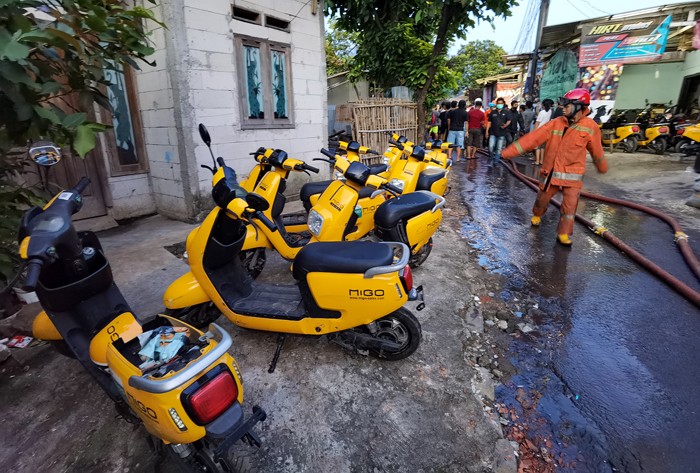 Petugas berusaha memadamkan Kebakaran yang melanda bangunan gudang di kawasan Meruya Utara, Kecamatan Kembangan, Jakarta Barat, Senin (24/1/2022).