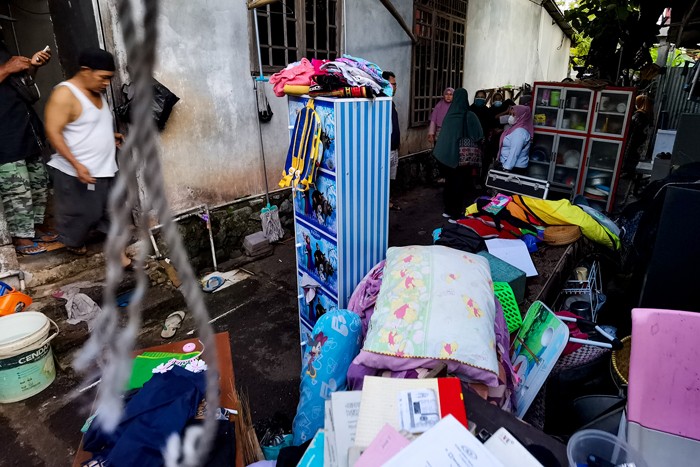 Petugas berusaha memadamkan Kebakaran yang melanda bangunan gudang di kawasan Meruya Utara, Kecamatan Kembangan, Jakarta Barat, Senin (24/1/2022).