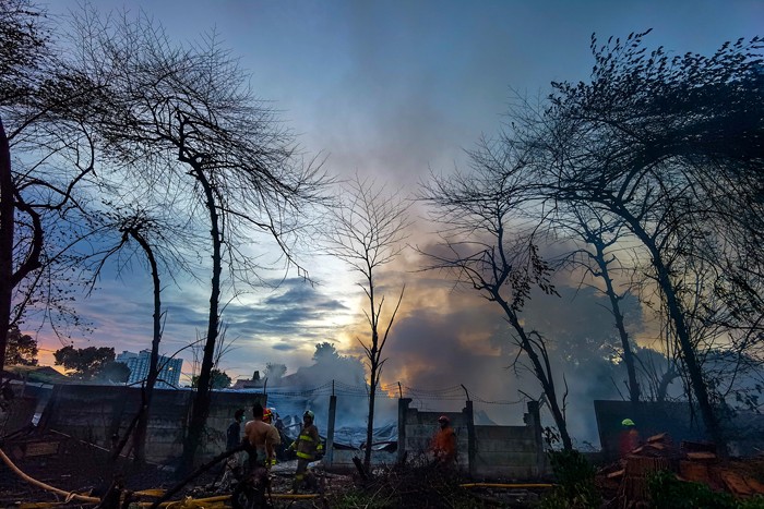 Petugas berusaha memadamkan Kebakaran yang melanda bangunan gudang di kawasan Meruya Utara, Kecamatan Kembangan, Jakarta Barat, Senin (24/1/2022).