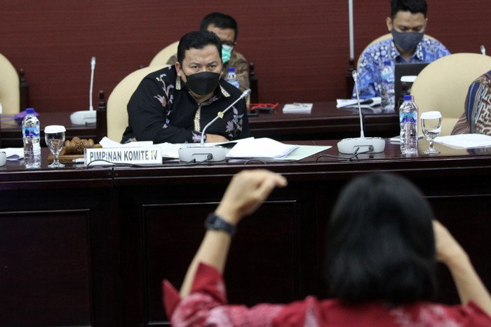 Menteri Keuangan Sri Mulyani menyampaikan paparan dalam rapat kerja bersama Komite IV DPD RI di kompleks Parlemen, Jakarta, Senin (24/1/2022).