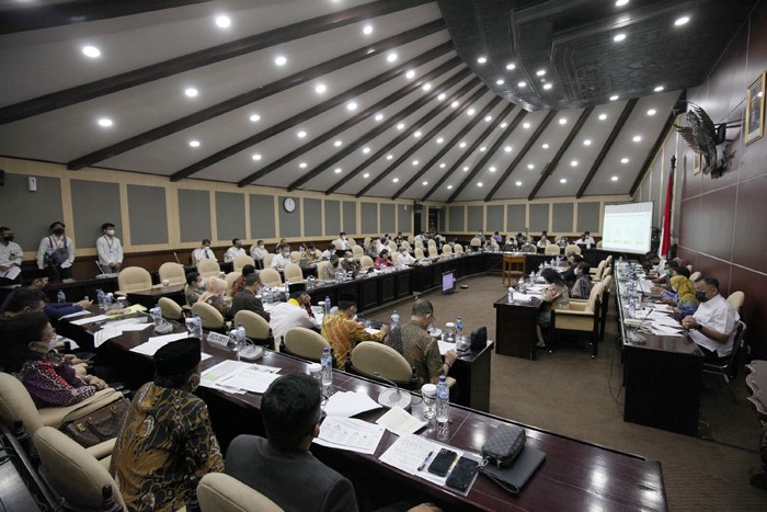 Menteri Keuangan Sri Mulyani menyampaikan paparan dalam rapat kerja bersama Komite IV DPD RI di kompleks Parlemen, Jakarta, Senin (24/1/2022).