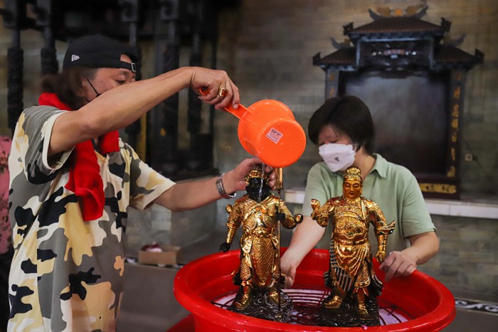 Warga keturunan tionghoa membersihkan patung di Vihara Amurva Bhumi, Jakarta Selatan, Selasa (25/1/2022).
