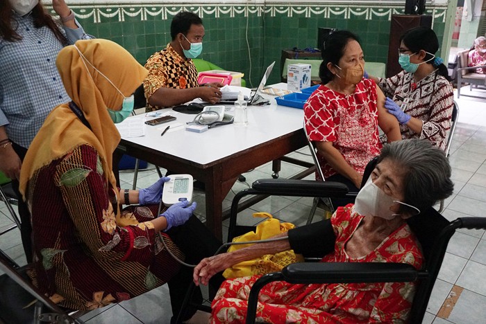 Sejumlah orang tua lanjut usis atau yang biasa dipanggil Opa Oma mengikuti vaksinasi booster jenis AstraZeneca di Panti Werda Elim Semarang.