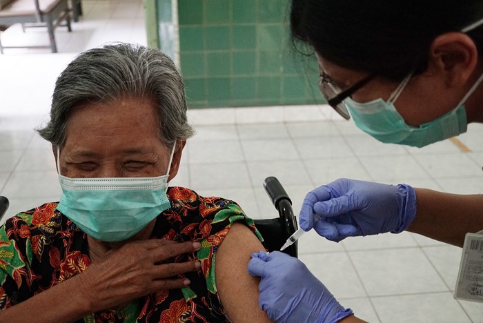 Sejumlah orang tua lanjut usis atau yang biasa dipanggil Opa Oma mengikuti vaksinasi booster jenis AstraZeneca di Panti Werda Elim Semarang.