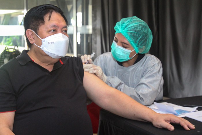Petugas medis memberikan vaksin booster untuk pencegahan covid-19 kepada warga dan lansia di MaxxBox Lippo Village, Karawaci, Tangerang, Senin, (24/1/2022).