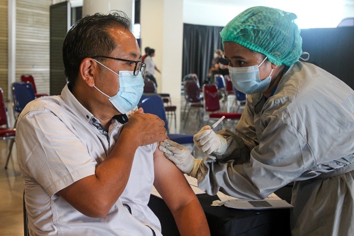 Petugas medis memberikan vaksin booster untuk pencegahan covid-19 kepada warga dan lansia di MaxxBox Lippo Village, Karawaci, Tangerang, Senin, (24/1/2022).