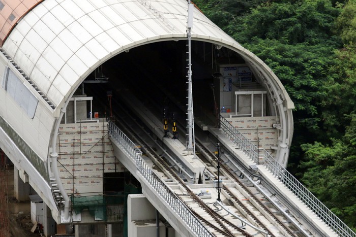 Dua rangkaian kereta Light Rapid Transit (LRT) di Stasiun LRT Setiabudi, Jakarta, Rabu (26/1/2022).