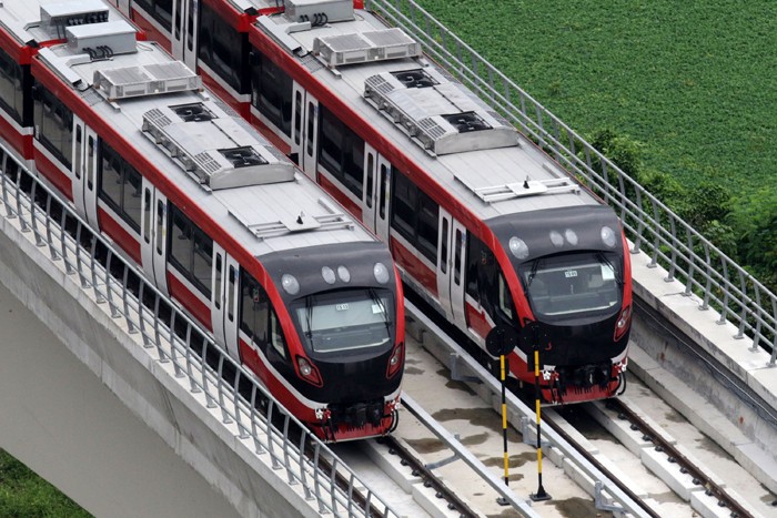 Dua rangkaian kereta Light Rapid Transit (LRT) di Stasiun LRT Setiabudi, Jakarta, Rabu (26/1/2022).